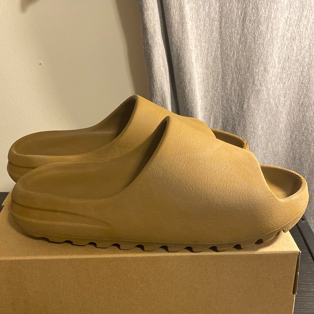 **USED** Yeezy Slides Ochre Size 11